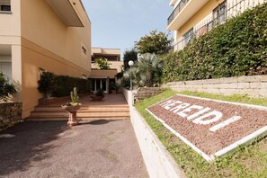 Exterior detail - GuestHost - Cozy 32 sq m apartment, perfect for three people, located on the second floor of a former residence with elevator (NOT accessible to disabled guests).The property is located in a quiet area of Sanremo and offers various condominium amen (Sanremo)
