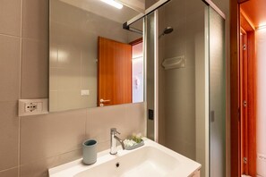 Shower, bidet, towels - GuestHost - Cozy 32 sq m apartment, perfect for three people, located on the second floor of a former residence with elevator (NOT accessible to disabled guests).The property is located in a quiet area of Sanremo and offers various condominium amen (Sanremo)