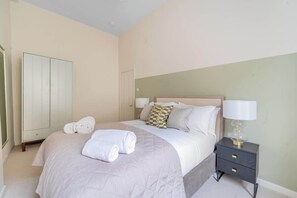 1 bedroom, iron/ironing board, travel cot, WiFi - Stylish City-Centre Flat with Double Bed - VAT Q (Bath)