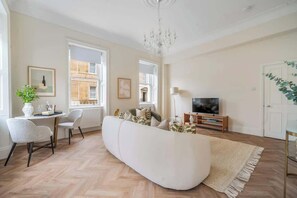Living area - Stylish City-Centre Flat with Double Bed - VAT Q (Bath)