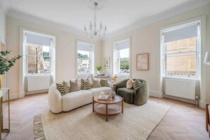 TV - Stylish City-Centre Flat with Double Bed - VAT Q (Bath)