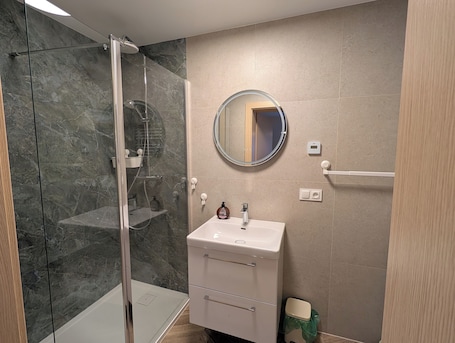 Deluxe Suite | Bathroom | Shower, towels, soap, shampoo. Willa Marianna - apartamenty wakacyjne