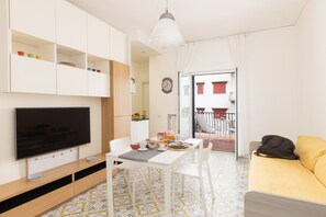 TV - Holiday Home 'Casa Tina' with Private Pool, Wi-Fi, and Air Conditioning (Sorrento)