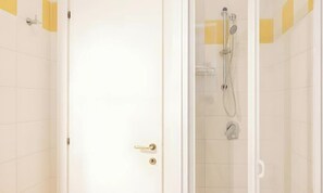 Douche, sèche-cheveux, serviettes fournies