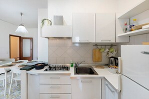 Coffee/tea maker, fridge, microwave, oven - Holiday Home 'Casa Tina' with Private Pool, Wi-Fi, and Air Conditioning (Sorrento)