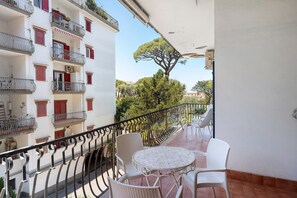 Outdoor dining - Holiday Home 'Casa Tina' with Private Pool, Wi-Fi, and Air Conditioning (Sorrento)