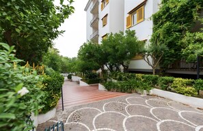 Property grounds - Holiday Home 'Casa Tina' with Private Pool, Wi-Fi, and Air Conditioning (Sorrento)