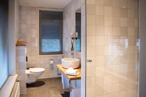 Kahden hengen huone (yksi tai kaksi sänkyä), kaupunkinäköala | Kylpyhuone