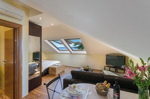 TV - Dream penthouse right by the sea - roof terrace & comfort (Crikvenica)