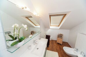 Shower, hair dryer, bidet, towels - Dream penthouse right by the sea - roof terrace & comfort (Crikvenica)