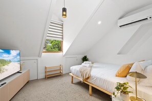 Room - Boutique Crown Loft Studio • CBD • AC + Smart TV (Surry Hills)