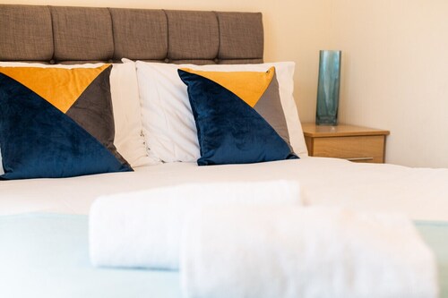 5-Bed Swansea Home with Parking | Ideal for Groups & Contractors