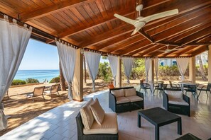 Outdoor dining - Villa Fernanda – elegance, space and panoramic views in Santa Margherita di Pula ✨🌿 (Santa Margherita di Pula)