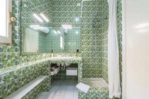Shower, bidet, towels, shampoo - Villa Fernanda – elegance, space and panoramic views in Santa Margherita di Pula ✨🌿 (Santa Margherita di Pula)