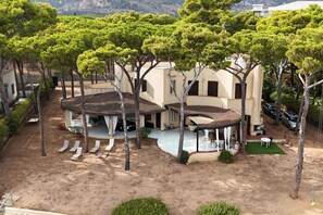 A villa with a covered outdoor seating area, a pool, and a landscaped garden with trees. - Villa Fernanda – elegance, space and panoramic views in Santa Margherita di Pula ✨🌿 (Santa Margherita di Pula)