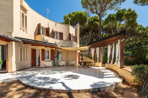 Outdoor dining - Villa Fernanda – elegance, space and panoramic views in Santa Margherita di Pula ✨🌿 (Santa Margherita di Pula)