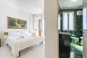 Douche, bidet, serviettes fournies, shampoing