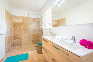 Shower, hair dryer, towels - 4-star Creole-inspired villa with pool - sleeps 6 (Le François)