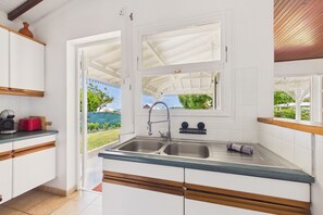 Fridge, microwave, oven, dishwasher - House near the sea with garden 6 guests (La Trinité)