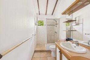 Shower, hair dryer, towels - House near the sea with garden 6 guests (La Trinité)
