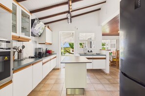 Fridge, microwave, oven, dishwasher - House near the sea with garden 6 guests (La Trinité)