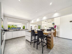 Fridge, microwave, oven, dishwasher - Exceptional villa for 8 - Pool and terraces (Saint-François)