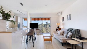 Ein modernes Wohnzimmer mit Küche, Essbereich und einer Couch mit Blick.