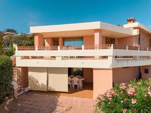 Outdoor dining - Arvella Stay I by Klodge – Beachfront Suite (Olbia)