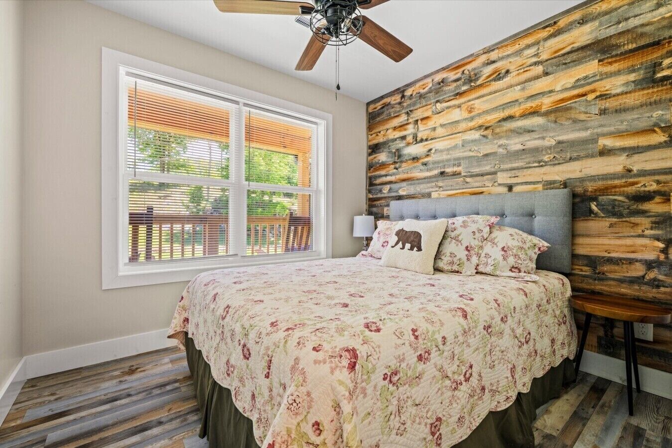 1 habitación, escritorio, tabla de planchar con plancha y cuna de viaje 