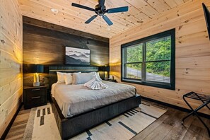 5 bedrooms, desk, iron/ironing board, travel cot - New! 5BR cabin w/Hot Tub*Theater*Arcade*Fireplace (Pigeon Forge)