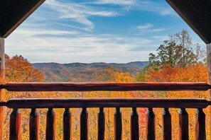 Property grounds - Peaceful Cabin w/MTN Views*Hot Tub*Fireplace*Quiet (Sevierville)