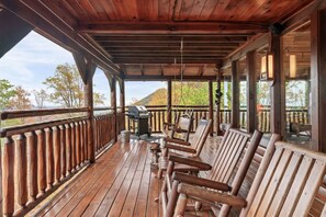 Property grounds - Peaceful Cabin w/MTN Views*Hot Tub*Fireplace*Quiet (Sevierville)