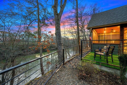 Newly Built 1 Bedroom Riverfront Cabin