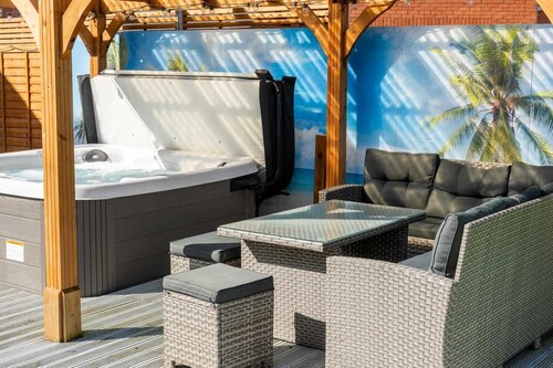Modern Home with Hot Tub, Garden & Private Parking