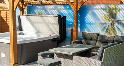 Modern Home with Hot Tub, Garden & Private Parking