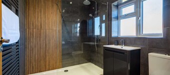 Modern Home with Hot Tub, Garden & Private Parking