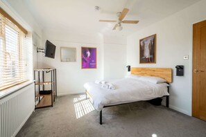 3 chambres, fer et planche à repasser, Wi-Fi, draps fournis