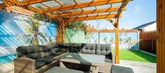 Modern Home with Hot Tub, Garden & Private Parking
