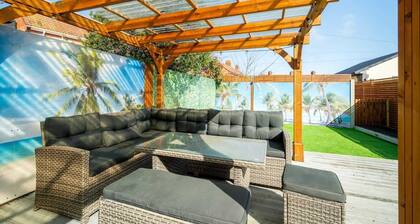 Modern Home with Hot Tub, Garden & Private Parking