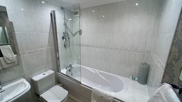 Douche, sĂšche-cheveux, serviettes fournies, savon