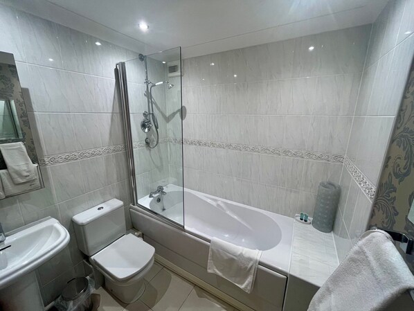 Shower, hair dryer, towels, soap - 2 bedroom town centre apartmnet with free parking (Stratford-upon-Avon)