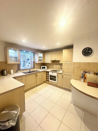 2 bedroom town centre apartmnet with free parking
