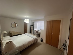 2 bedrooms, iron/ironing board, Internet, bed sheets - 2 bedroom town centre apartmnet with free parking (Stratford-upon-Avon)