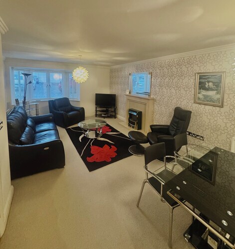 2 bedroom town centre apartmnet with free parking