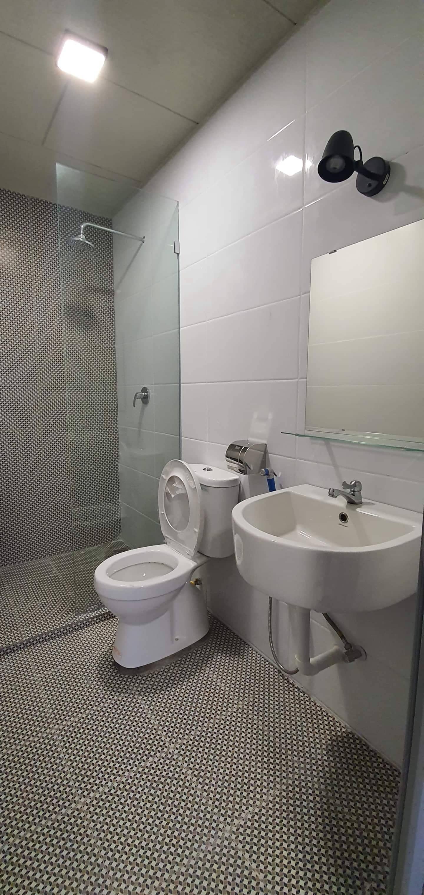 Shower, hair dryer, towels, shampoo