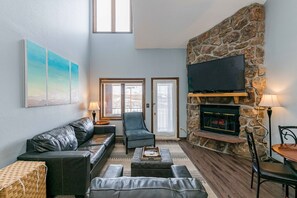 Living area - The Escape - beautiful studio loft, private balcony with views (Granby)