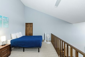 1 bedroom, travel cot, Internet, bed sheets - The Escape - beautiful studio loft, private balcony with views (Granby)