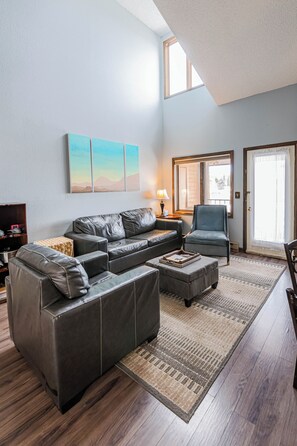 TV, fireplace - The Escape - beautiful studio loft, private balcony with views (Granby)