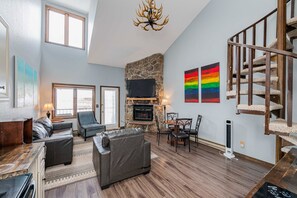 TV, fireplace - The Escape - beautiful studio loft, private balcony with views (Granby)