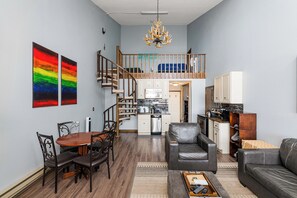 TV, fireplace - The Escape - beautiful studio loft, private balcony with views (Granby)